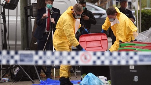  Cảnh sát tìm bằng chứng sau một cuộc truy quét ở Sydney. Ảnh: SkyNews.