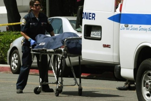 Thi thể người đàn ông nổ súng trước lãnh sự quán Trung Quốc ở Los Angeles được nhân viên đưa đi. Ảnh: AP. 