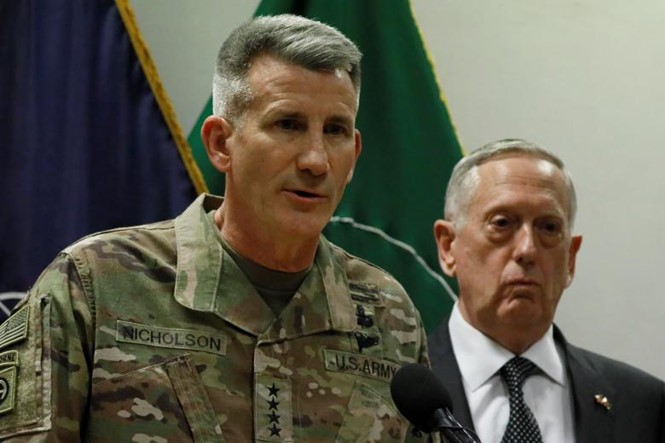 Chỉ huy lực lượng Mỹ ở Afghanistan John Nicholson (trái) cùng Bộ trưởng Quốc phòng James Mattis tại cuộc họp báo ở thủ đô Kabul hồi tháng 4/2017.