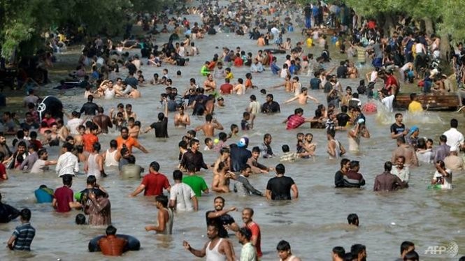 Người dân Pakistan đắm mình trong nước để giải nhiệt trong đợt nóng hồi tháng 6/2017 .