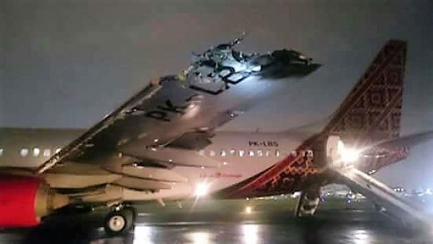 Phần cánh của hai máy bay hư hại nặng nề sau vụ tai nạn.