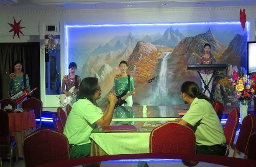 Nhân viên biểu diễn nhạc tại nhà hàng Triều Tiên ở Dubai. Ảnh: AP