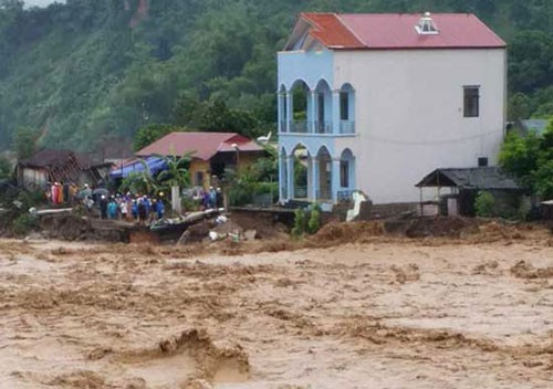 Nước lũ dâng cao đêm 2, rạng sáng 3/8 đã cuốn trôi nhiều nhà ở huyện Mường La, Sơn La. Ảnh: Báo Sơn La
