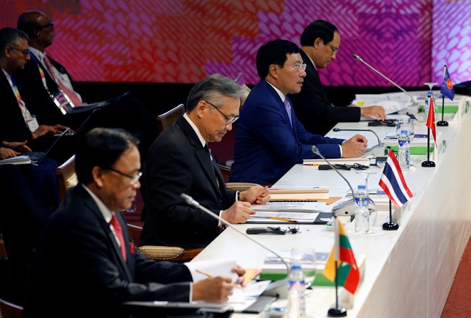 Phó thủ tướng, Bộ trưởng Ngoại giao Phạm Bình Minh (thứ ba từ trái sang) tại hội nghị bộ trưởng Ngoại giao các nước ASEAN lần thứ 50 tại Manila . Ảnh: Reuters. 