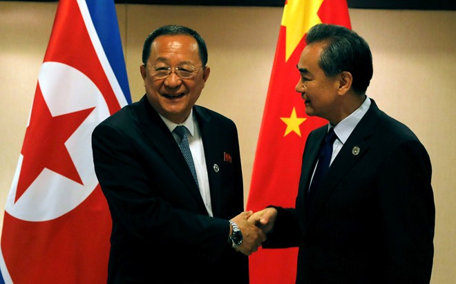 Ngoại trưởng Trung Quốc Vương Nghị (phải) và người đồng cấp Triều Tiên Ri Hong Yo tại Philippines ngày 6/8. Ảnh: Reuters.