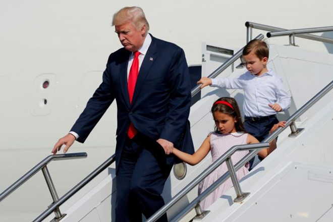 Tổng thống Trump ngày 4/8 xuống máy bay tại Bedminster, bang New Jersey để bắt đầu kỳ nghỉ kéo dài 17 ngày. Ảnh: Reuters.