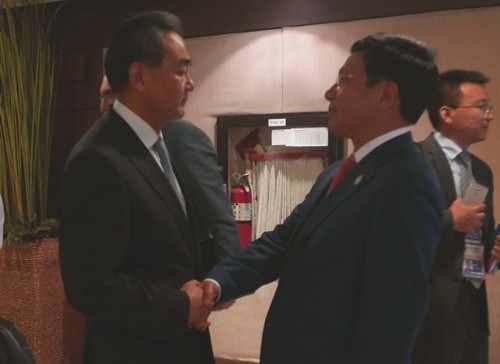 Ngoại trưởng Trung Quốc Vương Nghị bắt tay với Phó thủ tướng, Bộ trưởng Ngoại giao Phạm Bình Minh. Ảnh: TTXVN.