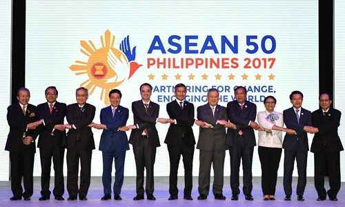 Ngoại trưởng các nước Đông Nam Á và Tổng thư ký ASEAN tại phiên khai mạc Diễn đàn Khu vực ASEAN lần thứ 50. Ảnh: Reuters