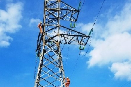 Công nhân Công ty điện lực Hải Phòng xử lý sự cố đường dây cáp điện cao thế 35 kV vượt biển ra đảo Cát Bà bị đứt. Ảnh: Điện lực Hải Phòng