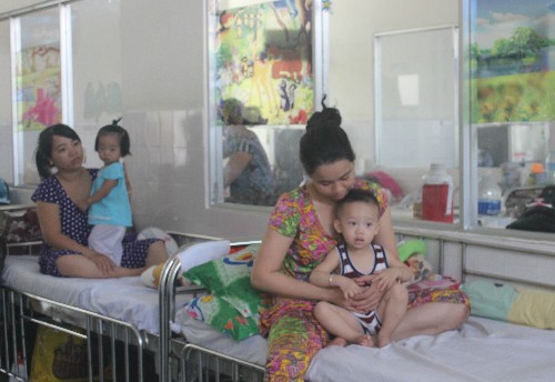 Trẻ điều trị bệnh tay chân miệng tại Bệnh viện Nhi đồng 1 ngày 9/8. Ảnh: Lê Phương.
