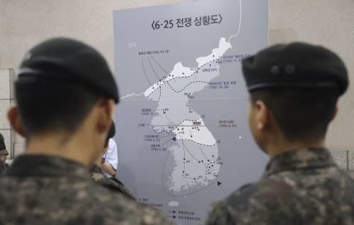 Hai lính Hàn Quốc đứng xem một tấm bản đồ miêu tả cuộc chiến tranh Triều Tiên tại Bảo tàng Tưởng niệm Chiến tranh tại Seoul, Hàn Quốc. Ảnh: Reuters.