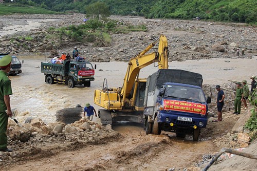 Lối đi tạm dưới dòng suối Nặm Păm giúp các xe đưa hàng cứu trợ qua vùng lũ. Ảnh: VTV.