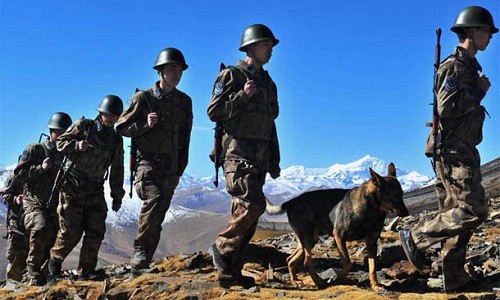 Lính Trung Quốc tuần tra tại khu vực biên giới giáp Ấn Độ. Ảnh: Xinhua.