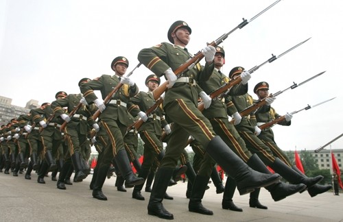 Quân đội Trung Quốc duyệt binh. Ảnh: Reuters.