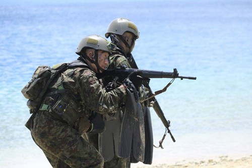 Binh sĩ Nhật Bản tham gia tập trận đổ bộ với quân đội Mỹ, Pháp và Anh trên đảo Guam vào ngày 13/5. Ảnh: AP. 