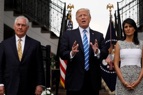 Tổng thống Mỹ Donald Trump (giữa) cùng Ngoại trưởng Rex Tillerson (trái) và bà Nikki Haley, đại sứ Mỹ tại Liên Hợp Quốc, hôm 11/8 phát biểu trước phóng viên sau cuộc họp tại khu nghỉ dưỡng golf của ông Trump tại thành phố Bedminster, bang New Jersey. Ảnh: