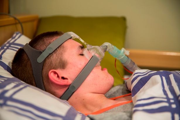 Liam phải sử dụng máy thở và hệ thống theo dõi dấu hiệu sự sống mỗi khi đi ngủ. Ảnh: M.R