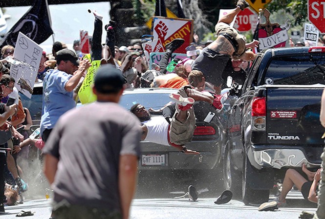 Chiếc xe đâm thẳng vào những người biểu tình chống Phát xít, khiến 1 người thiệt mạng, 19 người bị thương. Ảnh: Getty Images.