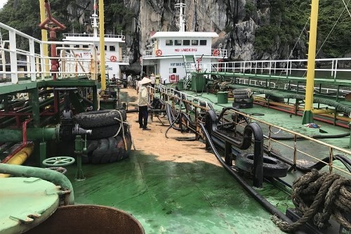 Tàu chở dầu của doanh nghiệp bị bục đường ống khi chuyển tải, khiến hơn 200 lít dầu tràn xuống vịnh Hạ Long. Ảnh: N.H