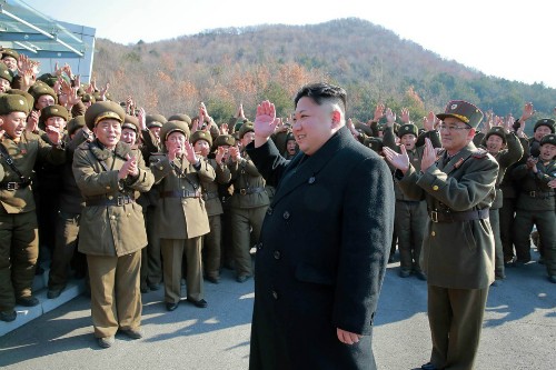 Nhà lãnh đạo Triều Tiên Kim Jong-un và các binh sĩ Triều Tiên. Ảnh: KCNA