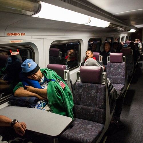 Lúc 4h58 phút sáng, trên chuyến tàu đầu tiên, hầu hết khách đều tranh thủ chợp mắt. Ảnh: New York Times.