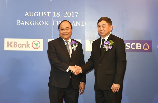 Thủ tướng Nguyễn Xuân Phúc và Phó Thủ tướng Thái Lan Prajin Juntong tới dự Diễn đàn. Ảnh: VGP/Quang Hiếu.