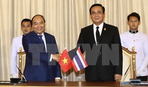 Thủ tướng Nguyễn Xuân Phúc và Thủ tướng Thái Lan Prayut Chan-o-cha. Ảnh: TTXVN.