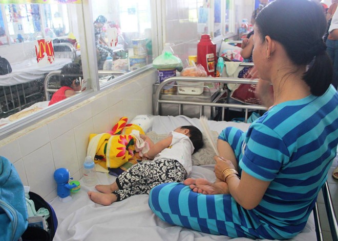 Mỗi tuần Bệnh viện Nhi Đồng 1 tiếp nhận điều trị cho khoảng 50-60 trẻ mắc chân tay miệng. Ảnh: Phú Mỹ.