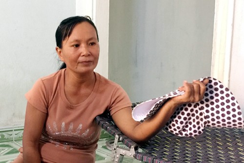 Chị Nguyễn Thị Vân lo lắng khi con mình rớt hệ công cập lập phải sang địa phương khác học dân lập, vì ở huyện Nông Sơn không có trường dân lập. Ảnh: Đắc Thành.