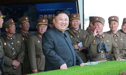 Nhà lãnh đạo Triều Tiên Kim Jong-un cùng các quan chức quân đội. Ảnh: Reuters/KCNA.