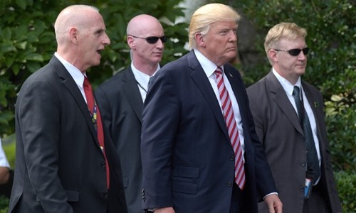 Tổng thống Mỹ Donald Trump di chuyển cùng vệ sĩ riêng (trái) và hai nhân viên Mật vụ. Ảnh: AP.