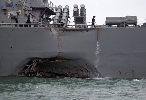 Sau vụ va chạm hôm 21/8, tàu USS John S. McCain bị thủng mạn trái. Ảnh: Reuters.