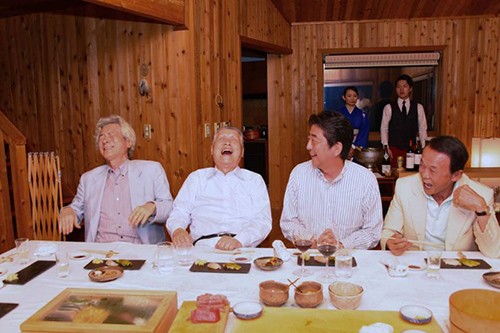 Thủ tướng Nhật Bản Shinzo Abe ăn tối cùng các nhà lãnh đạo tiền nhiệm, từ trái sang phải, ông Junichiro Koizumi, Yoshiro Mori và Taro Aso, tại khu biệt thự của chủ tịch Quỹ Nippon tại làng Narusawa, tỉnh Yamanashi. Ảnh: Japan Times.
