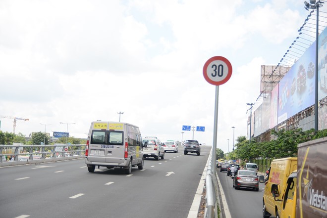 Biển báo giới hạn tốc độ 30 km/h khi ôtô lên dốc cầu vượt chữ Y, cửa ngõ sân bay Tân Sơn Nhất. Ảnh: Phước Tuần. 