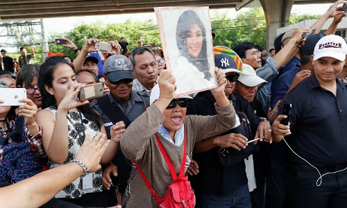 Người ủng hộ cựu thủ tướng Thái Lan Yingluck Shinawatra. Ảnh: Reuters.