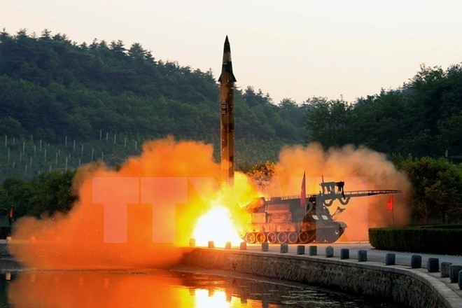 Triều Tiên phóng thử một tên lửa đạn đạo được trang bị hệ thống dẫn đường chính xác tại một địa điểm bí mật ở Triều Tiên. (Nguồn: EPA/TTXVN)