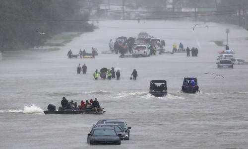 Người dân được sơ tán khỏi khu vực bị lụt ở Beaumont Place, Houston, Texas, ngày 28/8. Ảnh: Reuters.