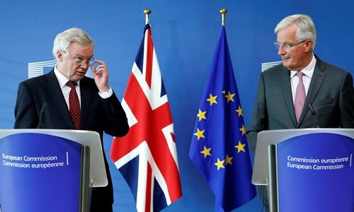 Bộ trưởng Anh về quá trình rời Liên minh châu Âu (EU) David Davis (trái) và đại diện đàm phán của EU Michel Barnier phát biểu trước truyền thông tại Brussels, Bỉ, ngày 28/8. Ảnh: Reuters.