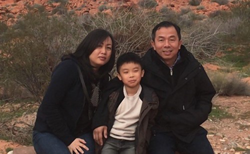 Trinh Phan, 33 tuổi, cùng chồng Young Nguyen và con trai 8 tuổi David. Ảnh: change.org. 