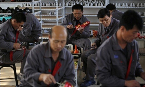 Công nhân Triều Tiên làm việc trong một nhà máy ở Đan Đông (Trung Quốc). Ảnh: Reuters