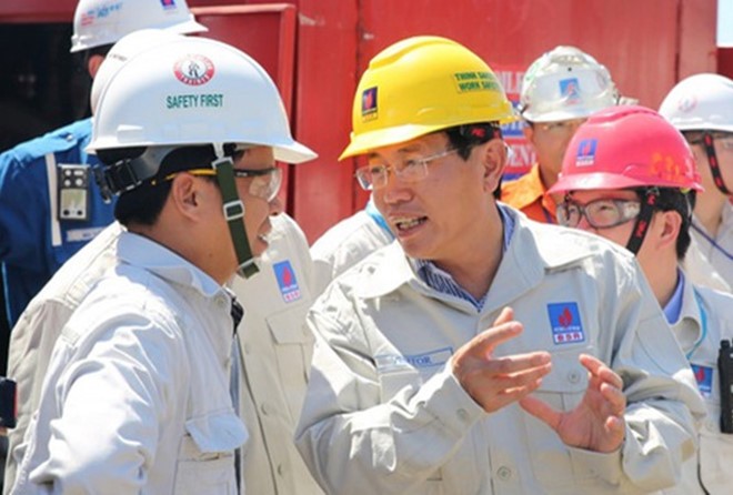 Ông Nguyễn Vũ Trường Sơn, Tổng giám đốc PVN trao đổi với người lao động trong tập đoàn .