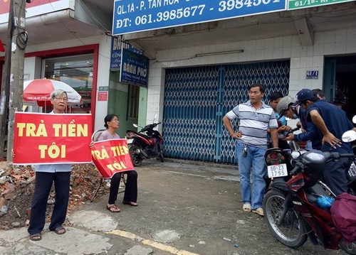 Người dân đến trước văn phòng Qũy tín dụng nhân dân Thái Bình đòi tiền