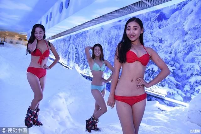 Khu du lịch hút khách bằng dàn người mẫu mặc bikini dưới cái lạnh -15 độ C