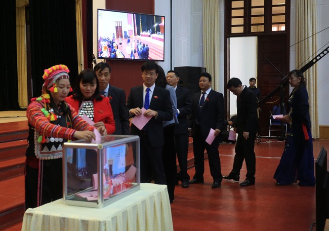 Các đại biểu bỏ phiếu bầu bổ sung Ủy viên UBND tỉnh Lai Châu nhiệm kỳ 2016-2021 Ảnh: Internet