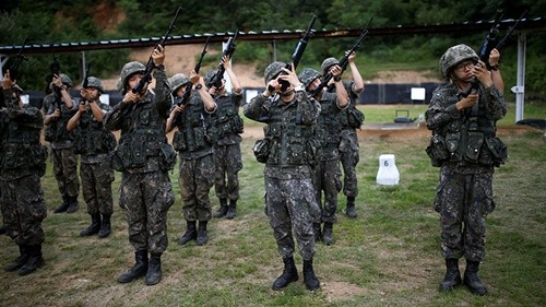 Các binh sĩ Hàn Quốc huấn luyện. Ảnh: Reuters. 