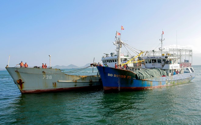 Tàu cá Bình Định được lai dắt vào cảng Ba Ngòi chiều 10/12. Ảnh: M.H.