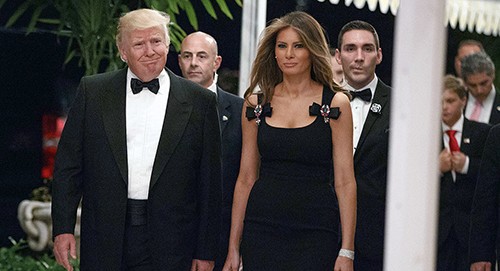 Tổng thống Trump và phu nhân Melania đến dự tiệc năm mới ở khu nghỉ dưỡng Mar-a-Lago ngày 31/12/2016. Ảnh: AP
