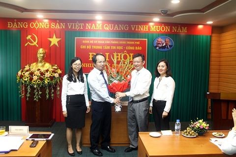 Ông Nguyễn Ngọc Kỳ (người thứ hai từ bên phải sang) được bổ nhiệm Giám đốc Sở Thông tin và Truyền thông Hà Nội