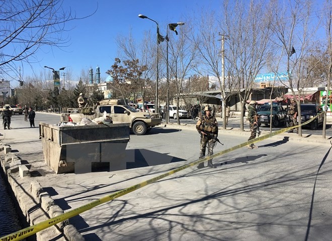 Lực lượng an ninh Afghanistan gác tại hiện trường vụ nổ ở Kabul ngày 28/12. (Nguồn: AFP)
