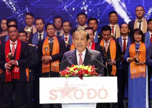 Phó Thủ tướng Trương Hòa Bình biểu dương các gương mặt doanh nhân trẻ xuất sắc. Ảnh: VGP/Lê Sơn